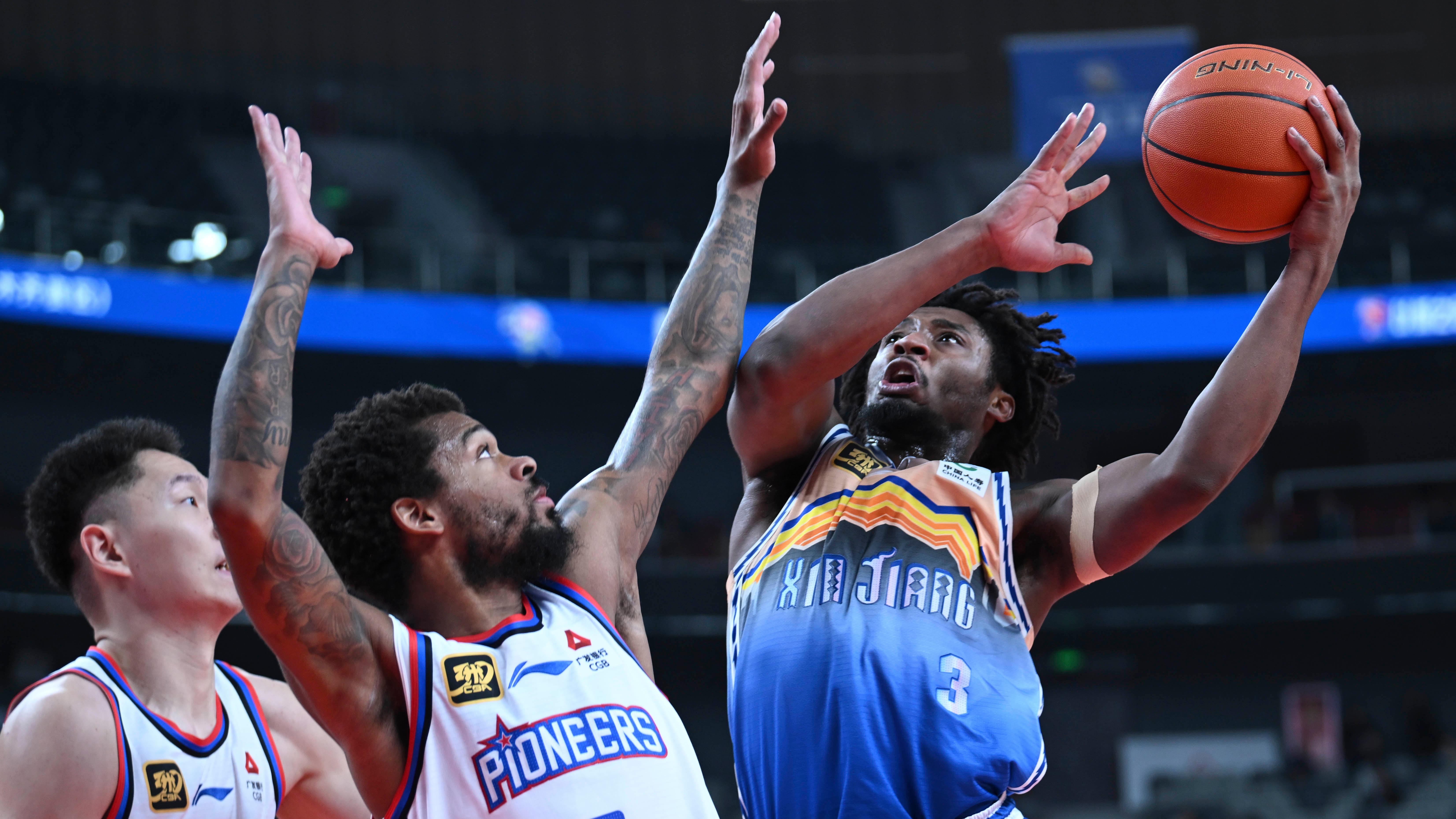 冲刺阶段荷甲焦点战；那不勒斯篮板制胜；气氛紧张；训练强度明显提升的简单介绍