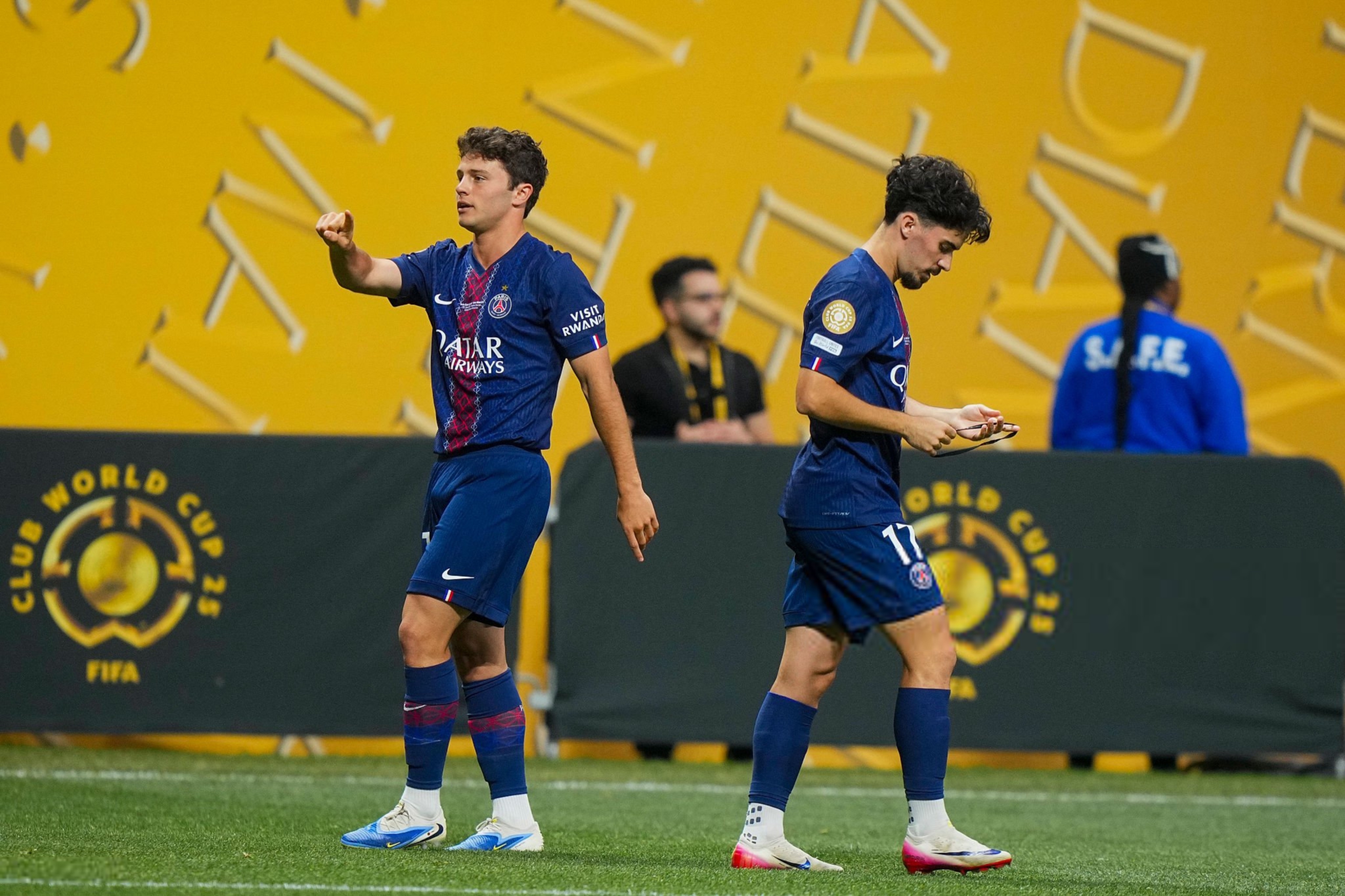 包含意大利杯赛程吃紧，巴黎圣日耳曼加时末段复出首秀，球迷炸锅，高层口径保持一致的词条